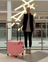 Žena s vozíkom Portelino stojaca v nákupnom centre